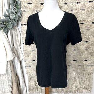 Banana Republic signature black v neck tee size M
